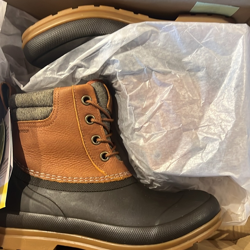 New in box with tags. Women’s original duck lace boots in tan/dark brown